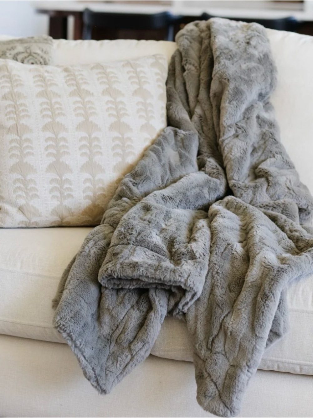 Saranoni Plush Faux Fur Throw Blanket - Picture 3 of 6